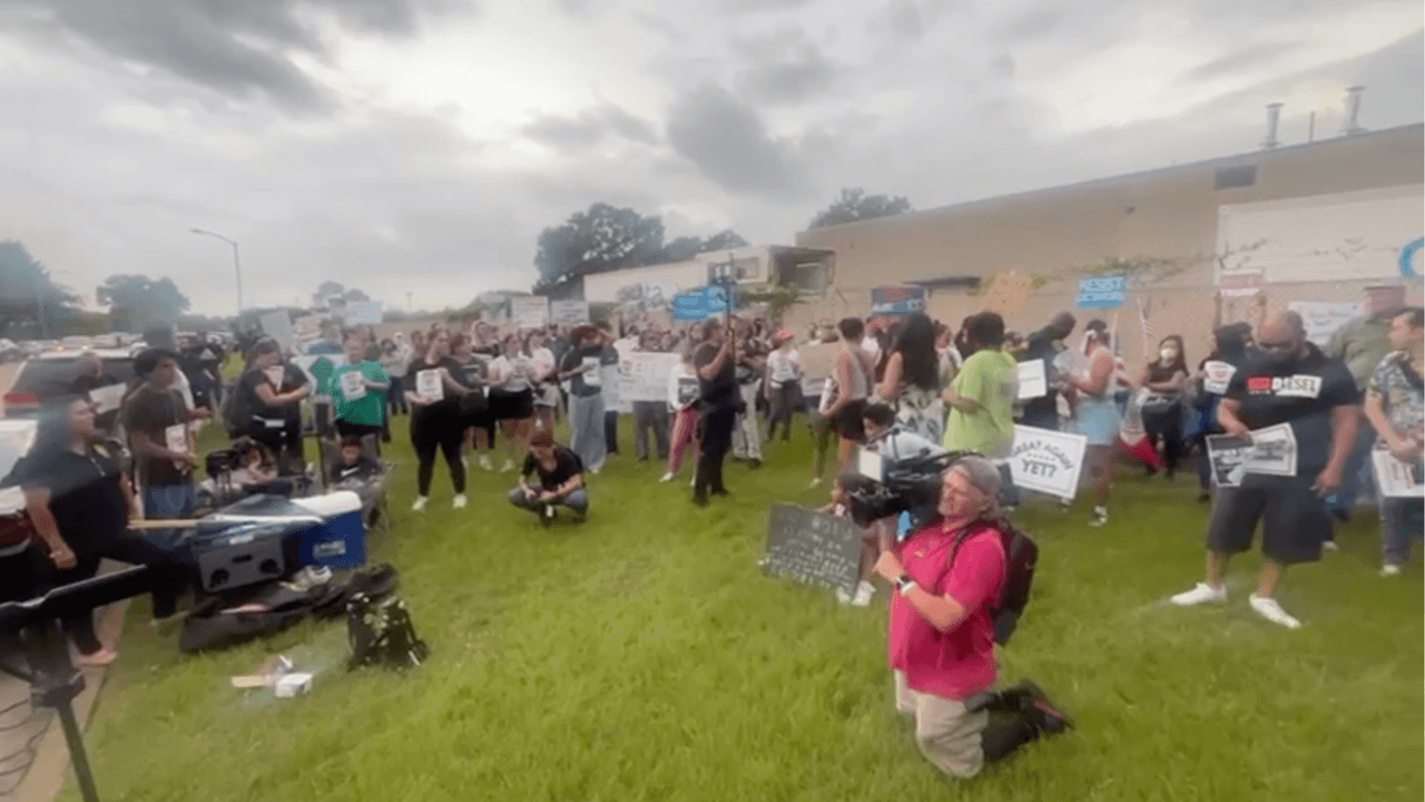Estas manifestaciones fueron pacíficas. No hubo altercados y decenas de autoridades estuvieron resguardando la demostración.