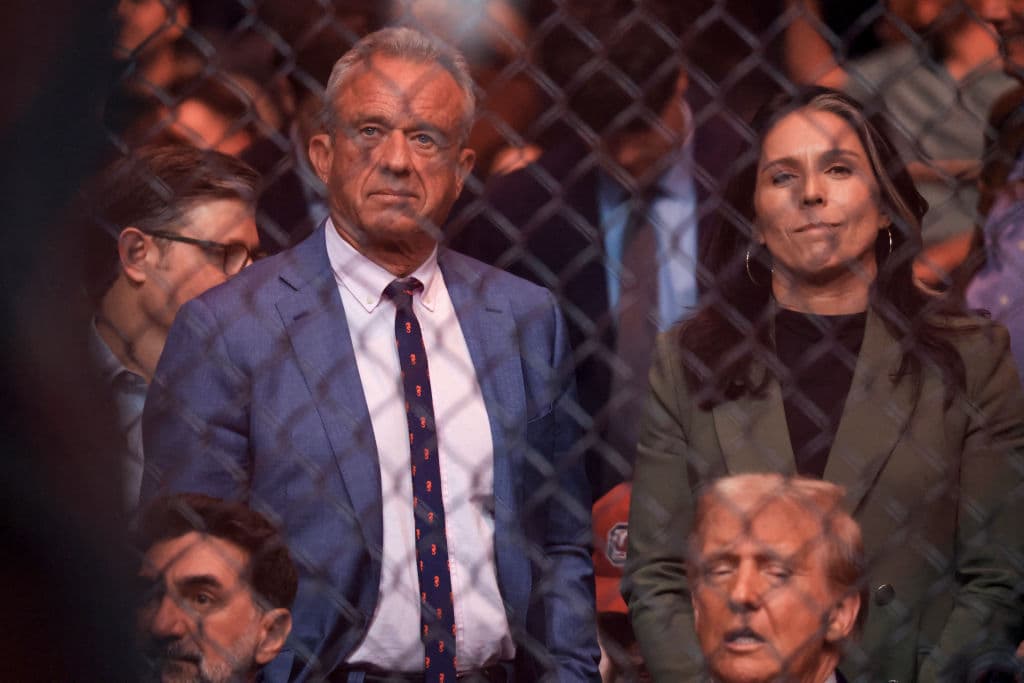 <b><a href="https://www.univision.com/noticias/elecciones-en-estados-unidos-2024/trump-robert-f-kennedy-jr-como-secretario-de-salud-y-servicios-sociales" target="_blank">Robert F. Kennedy Jr. , a quien Trump anunció como Secretario de Salud y Servicios Sociales</a></b>, y 
<b>Tulsi Gabbard</b>, propuesta como directora de Intelegencia Nacional, acompañaron al presidente electo a disfrutar del combate.