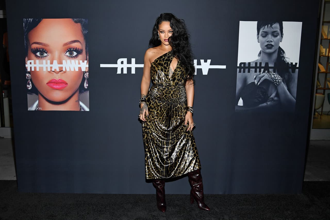 El evento se llevó a cabo el pasado viernes 11 de octubre en el Museo Guggenheim en Nueva York, y para deslumbrar en la presentación de su libro, Rihanna se enfundó en un vestido estampado de leopardo de Saint Laurent.