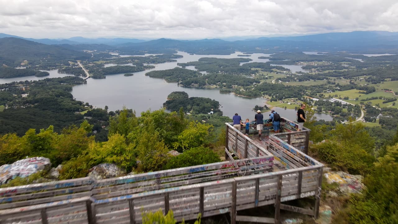 Tras un leve esfuerzo subiendo los escalones, se alcanza la cima de Bell Mountain.