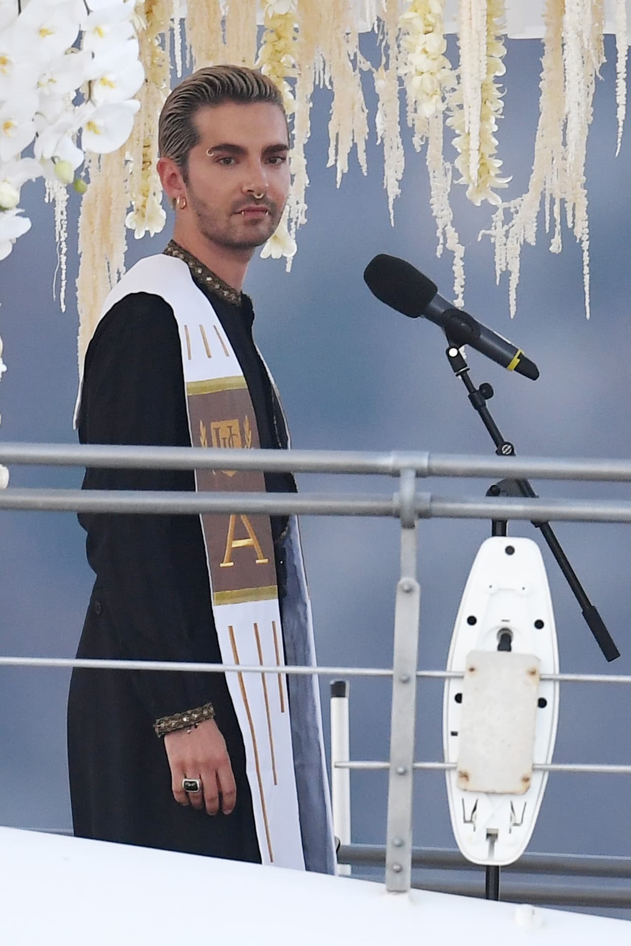 Billy Kaulitz, 
<b>vocalista de Tokio Hotel y mellizo de Tom Kaulitz</b>, fue el encargado de oficiar la ceremonia y declararlos "marido y esposa".