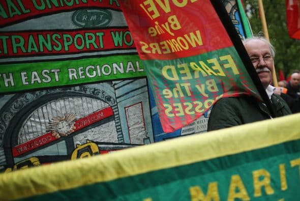 La tradición, de cientos de años, comenzó haciéndose en honor de lo brillante de la primavera, aunque otros también recordaron el Dïa del Trabajo.