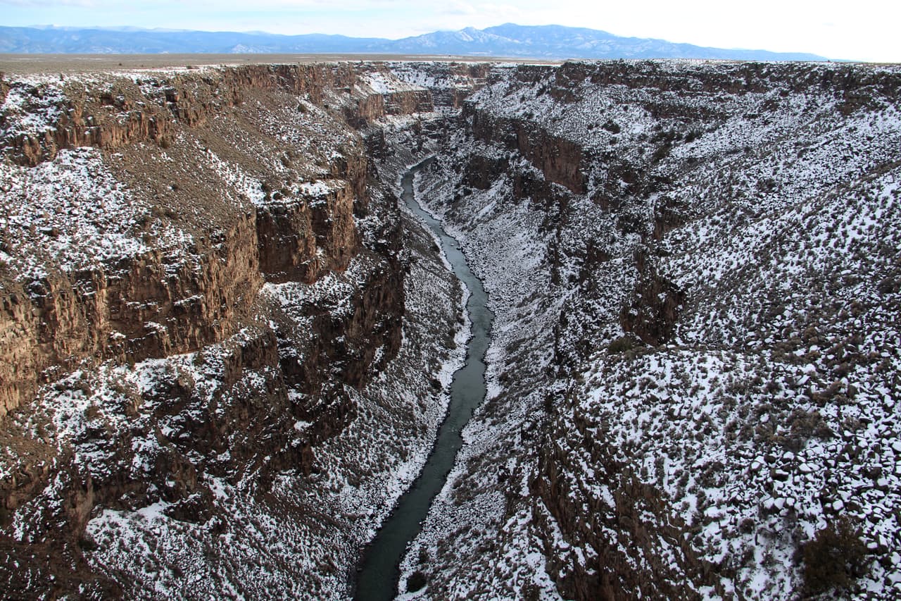 <b>Rio Grande del Norte, New Mexico.</b> Proclamado en 2013 por Barack Obama, el Monumento Nacional Río Grande del Norte está conformado por 240,000 acres de conos volcánicos y cañones.