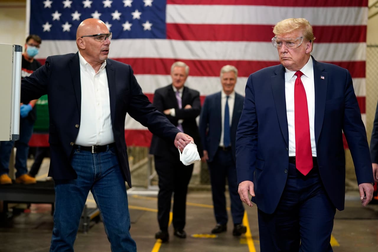 El presidente Donald Trump durante el recorrido por una planta que fabrica equipos de protección personal este martes 5 de mayo de 2020.
<br>