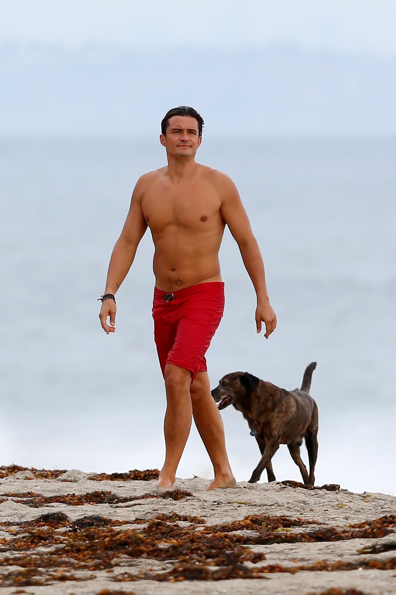 Orlando Bloom disfruta de un chapuzón en Malibú.