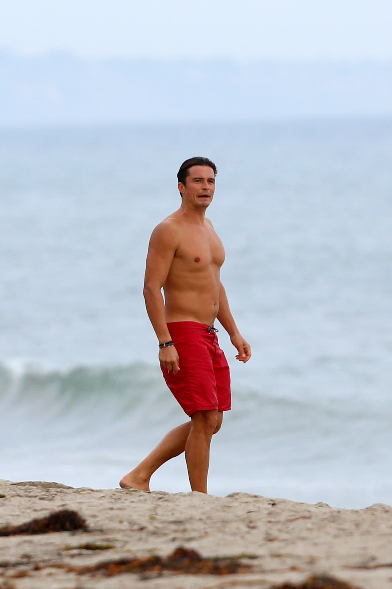 Orlando Bloom disfruta de un chapuzón en Malibú.