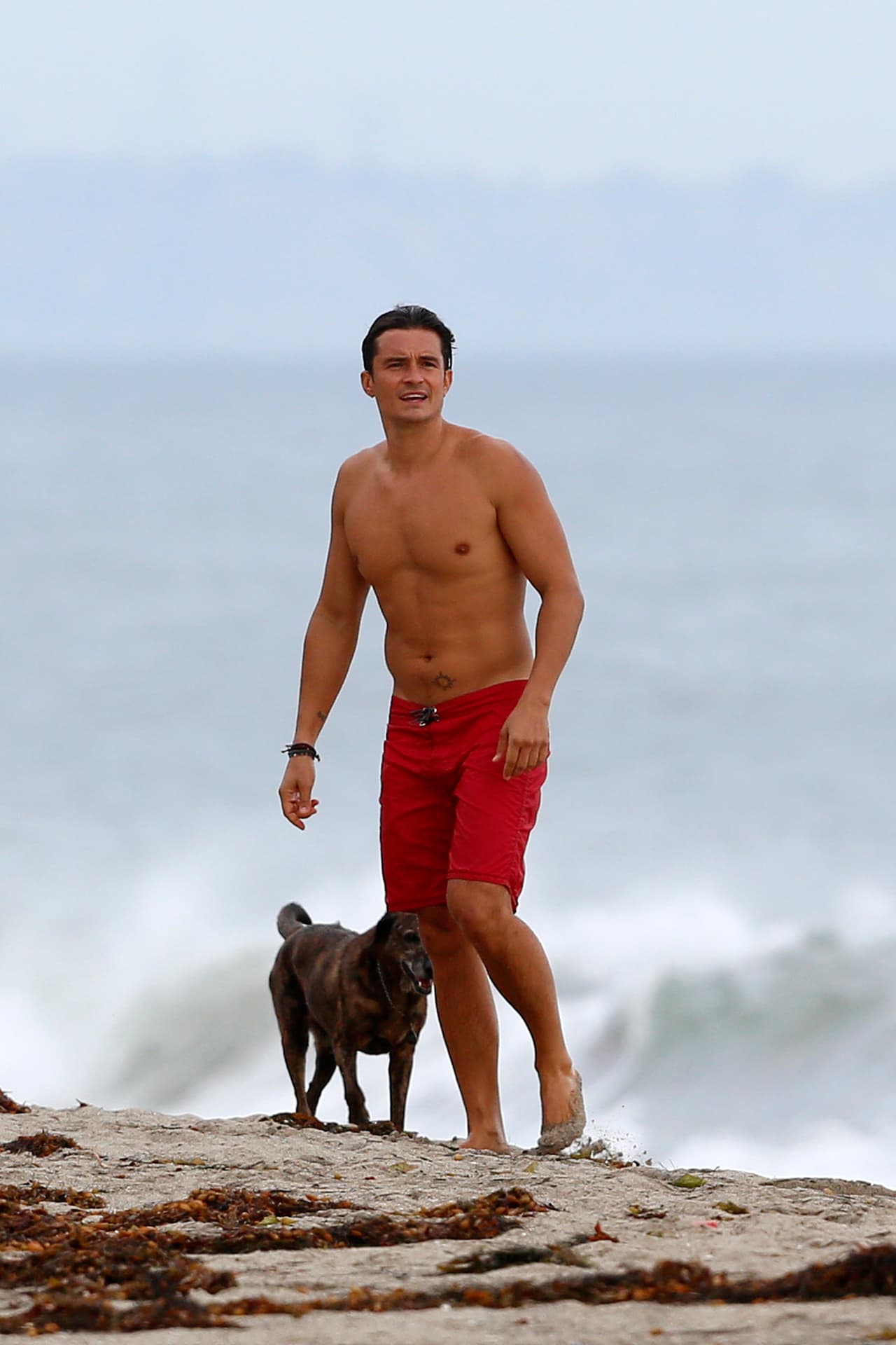 Orlando Bloom disfruta de un chapuzón en Malibú.