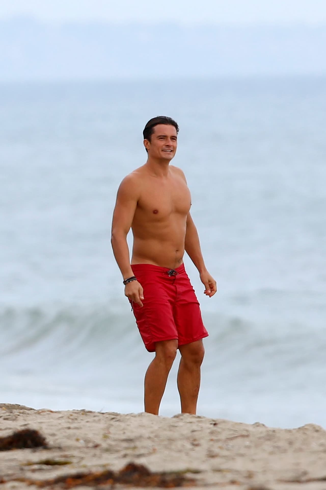 Orlando Bloom disfruta de un chapuzón en Malibú.