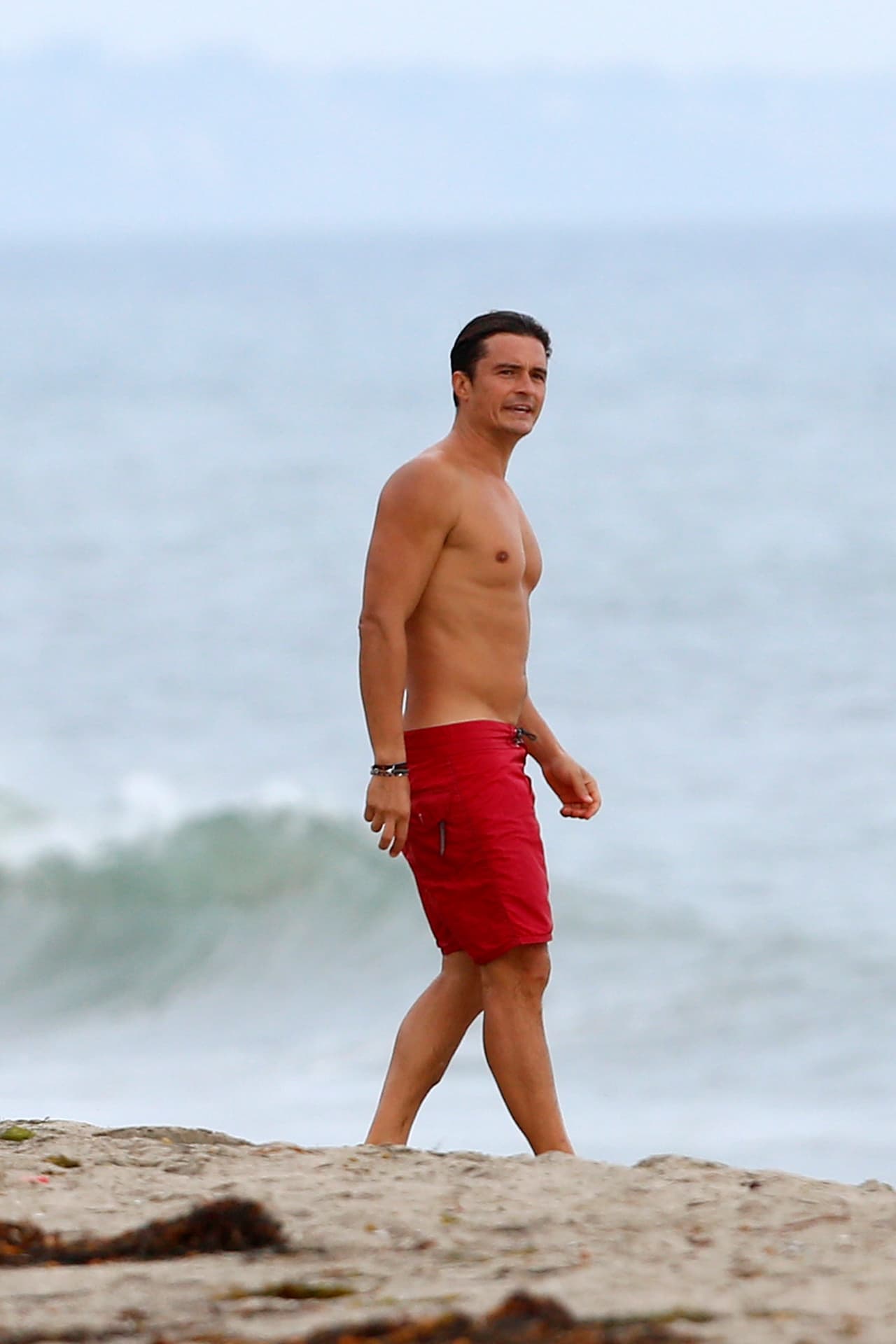 Orlando Bloom disfruta de un chapuzón en Malibú.