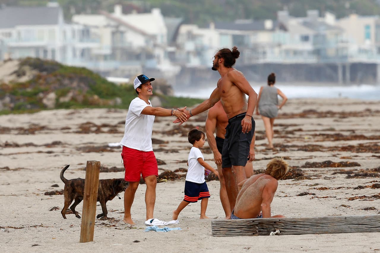 El actor llevó a su pequeño Flynn a la playita.