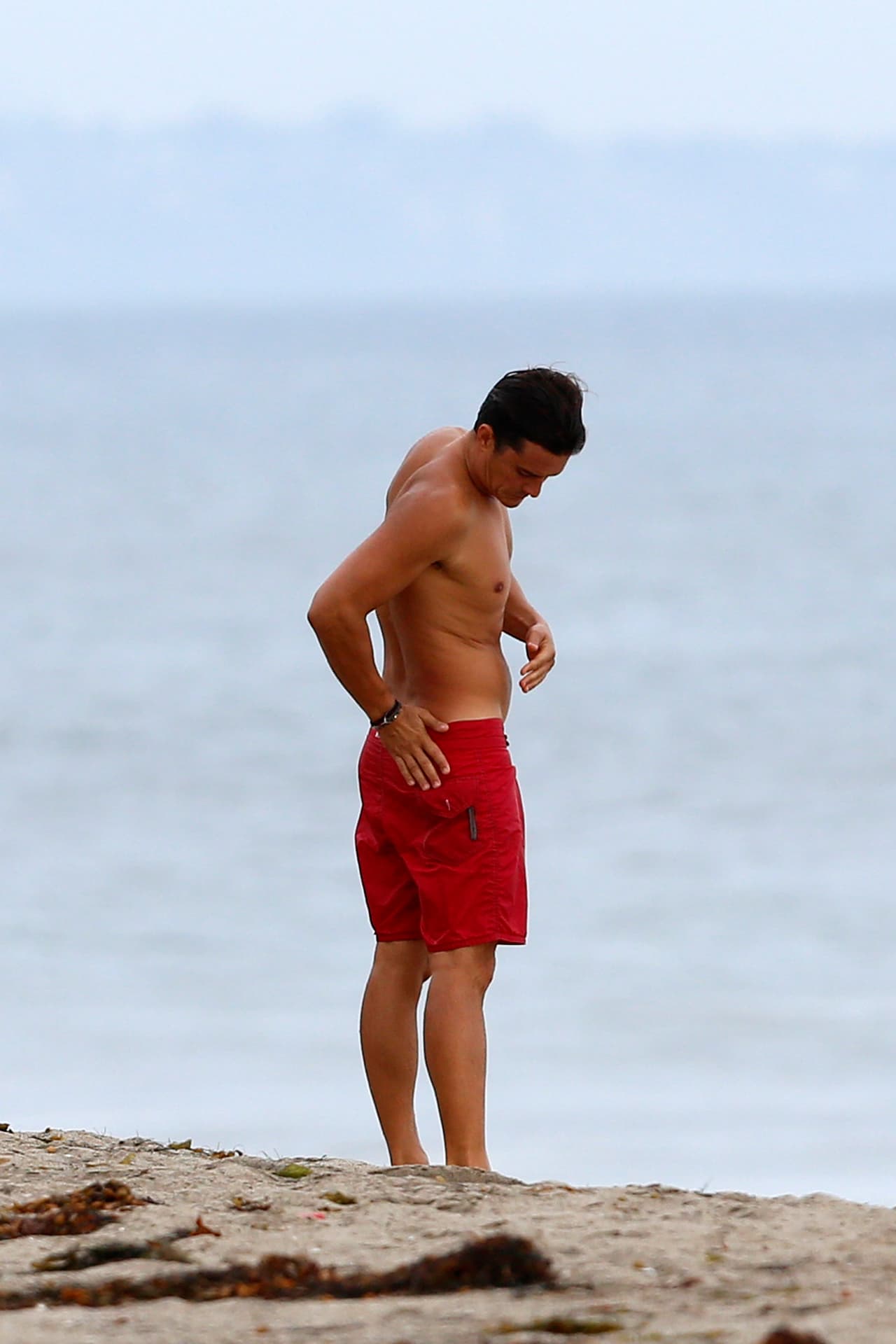 Se revisó su costado.