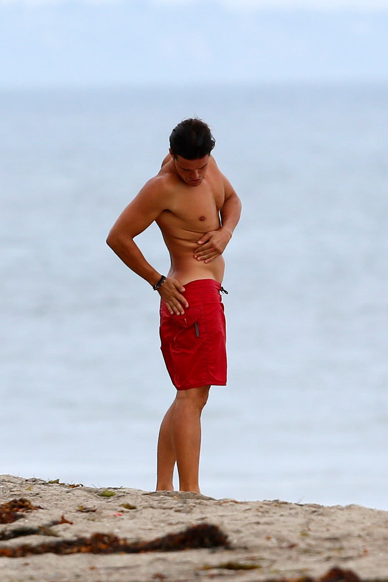 Orlando Bloom disfruta de un chapuzón en Malibú.