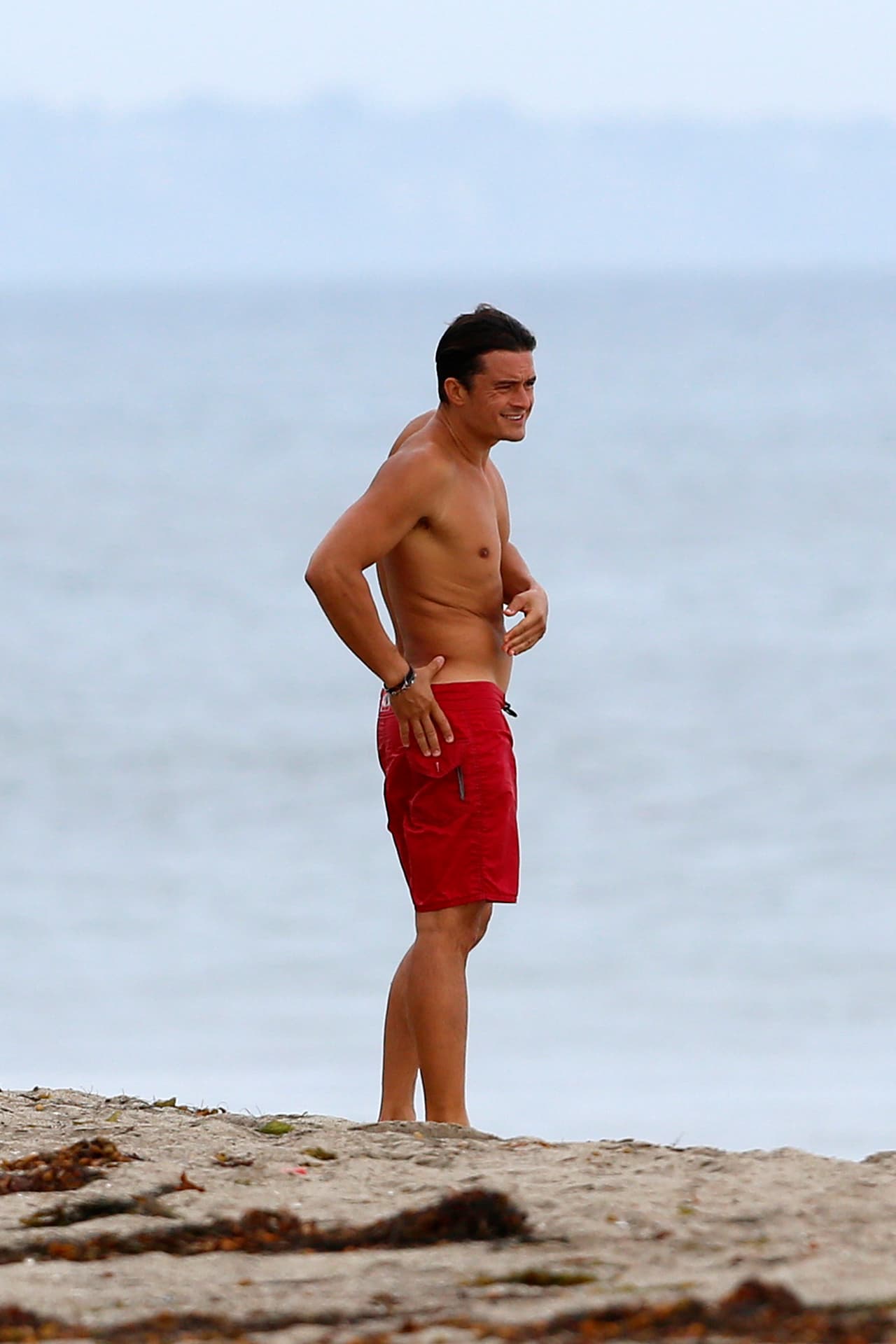 De repente, algo le molestaba con el traje.