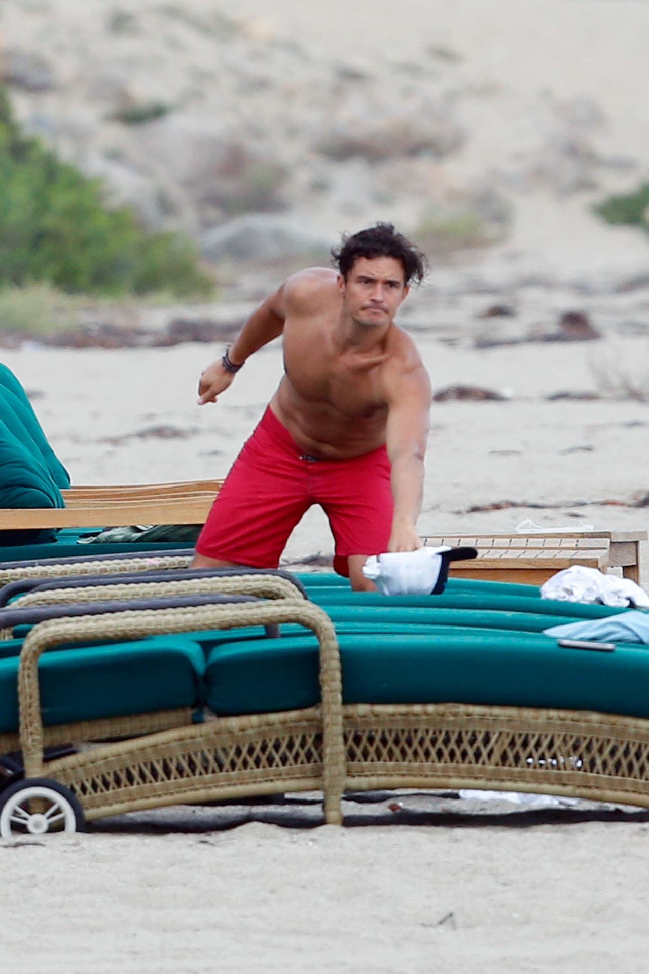 Orlando pronto se quitó la playera.