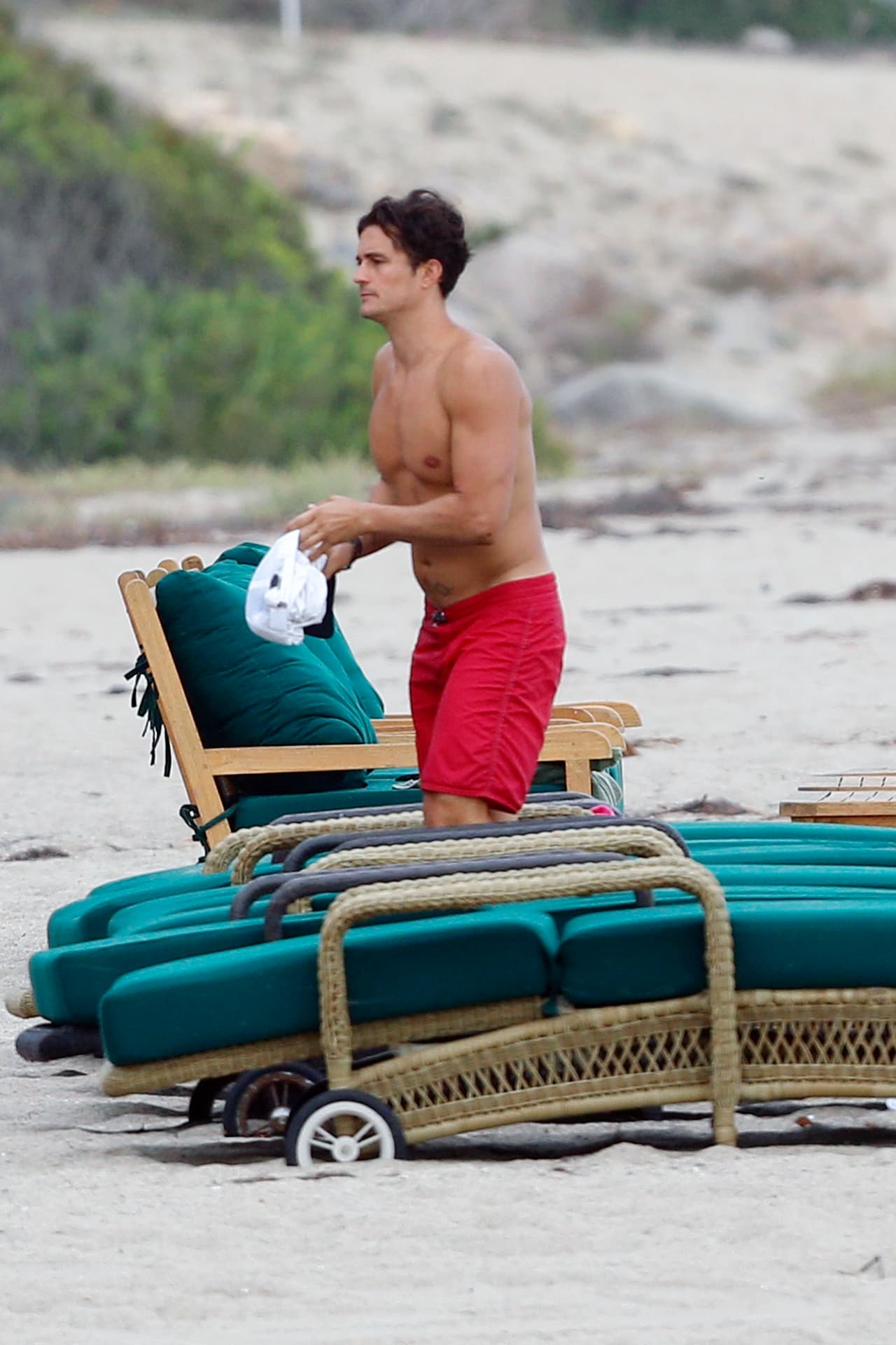 La dejó en uno de los camastros.