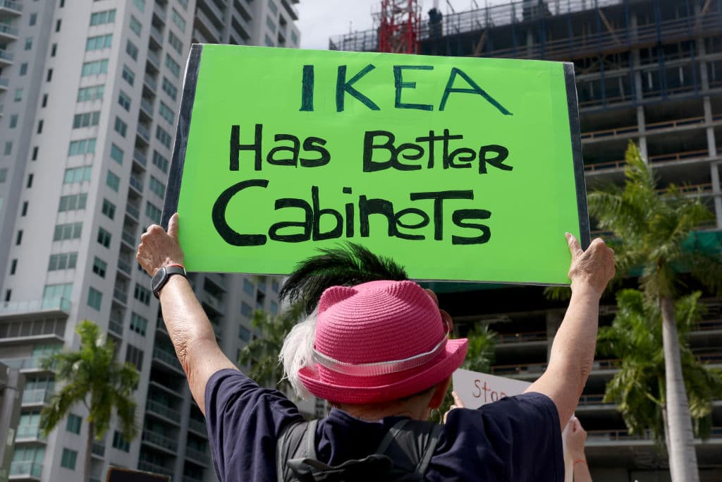 "Ikea tiene mejores gabinetes" fue uno de los carteles para protestar contra los ministros designados por el presidente Trump.