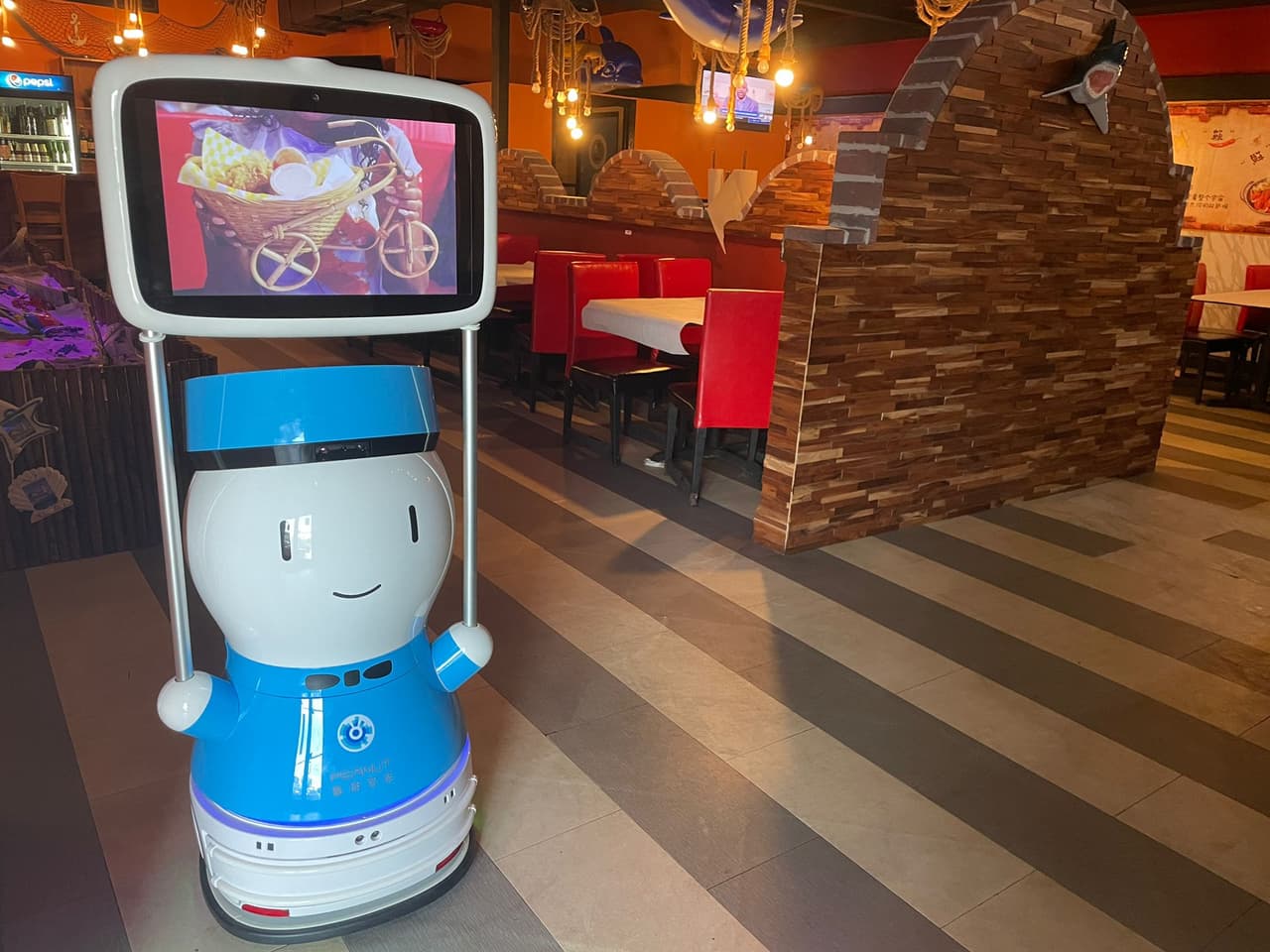 Shaaeen Maleki, la manager del restaurante Mr. Q Crab House, dijo que antes del coronavirus cuando ponía un anuncio diciendo que se necesitaban trabajadores, muchas personas llegaban interesadas. Pero ahora si acaso llegan uno o dos, y tal vez no regresan.