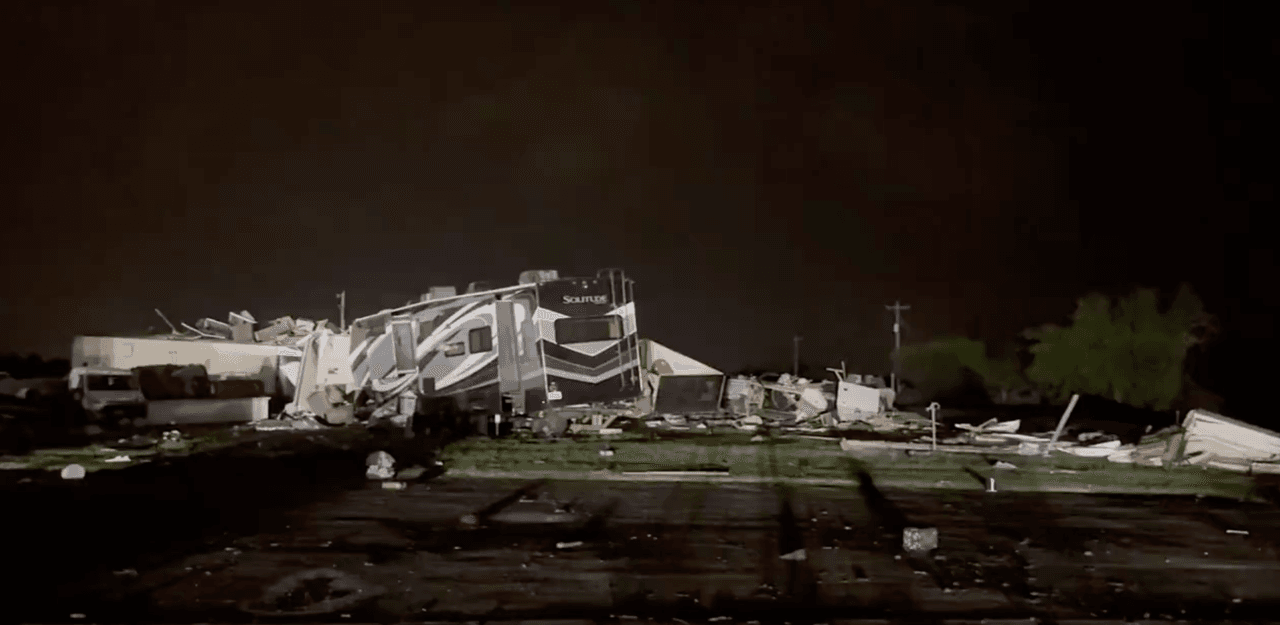 En los alrededores del lago Lay Roberts había varias casas rodantes destruidas, pues se registraba alta afluencia por el fin de semana feriado del Memorial Day.