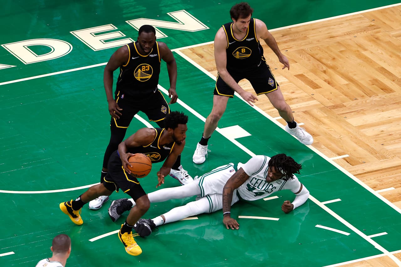 Con 43 puntos de un titánico Stephen Curry, los Golden State Warriors vencieron el viernes 107-97 en la cancha de los Boston Celtics y empataron 2-2 en las Finales de la NBA.