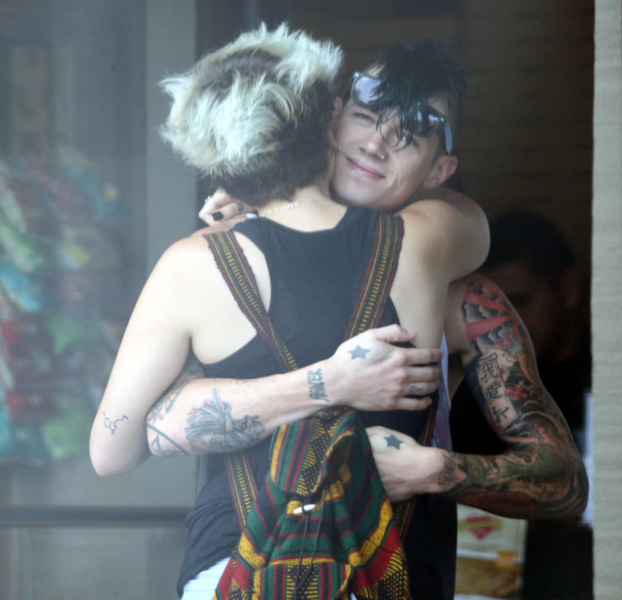 Se dieron un romántico abrazo.