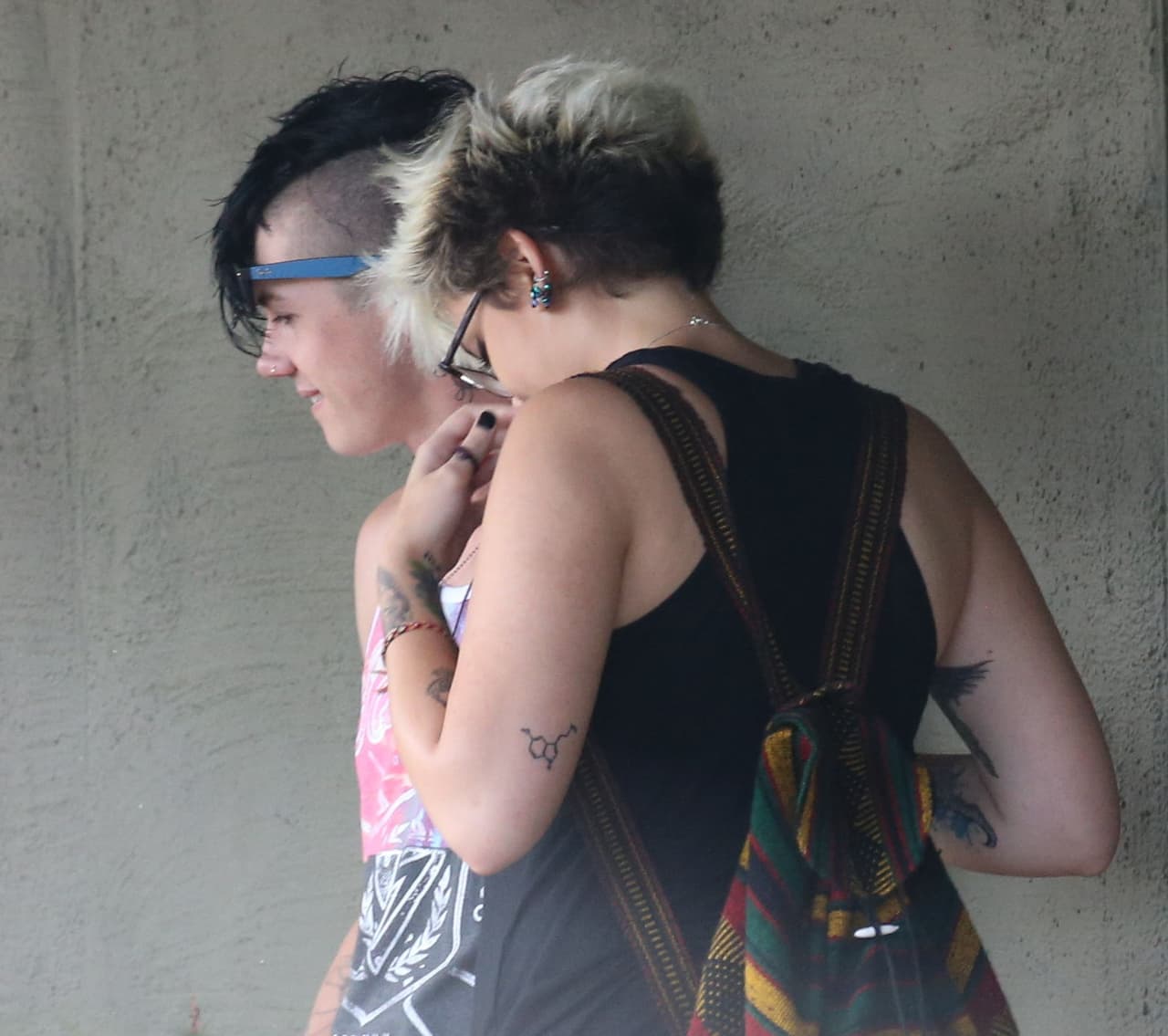 La parejita hizo un alto para platicar.