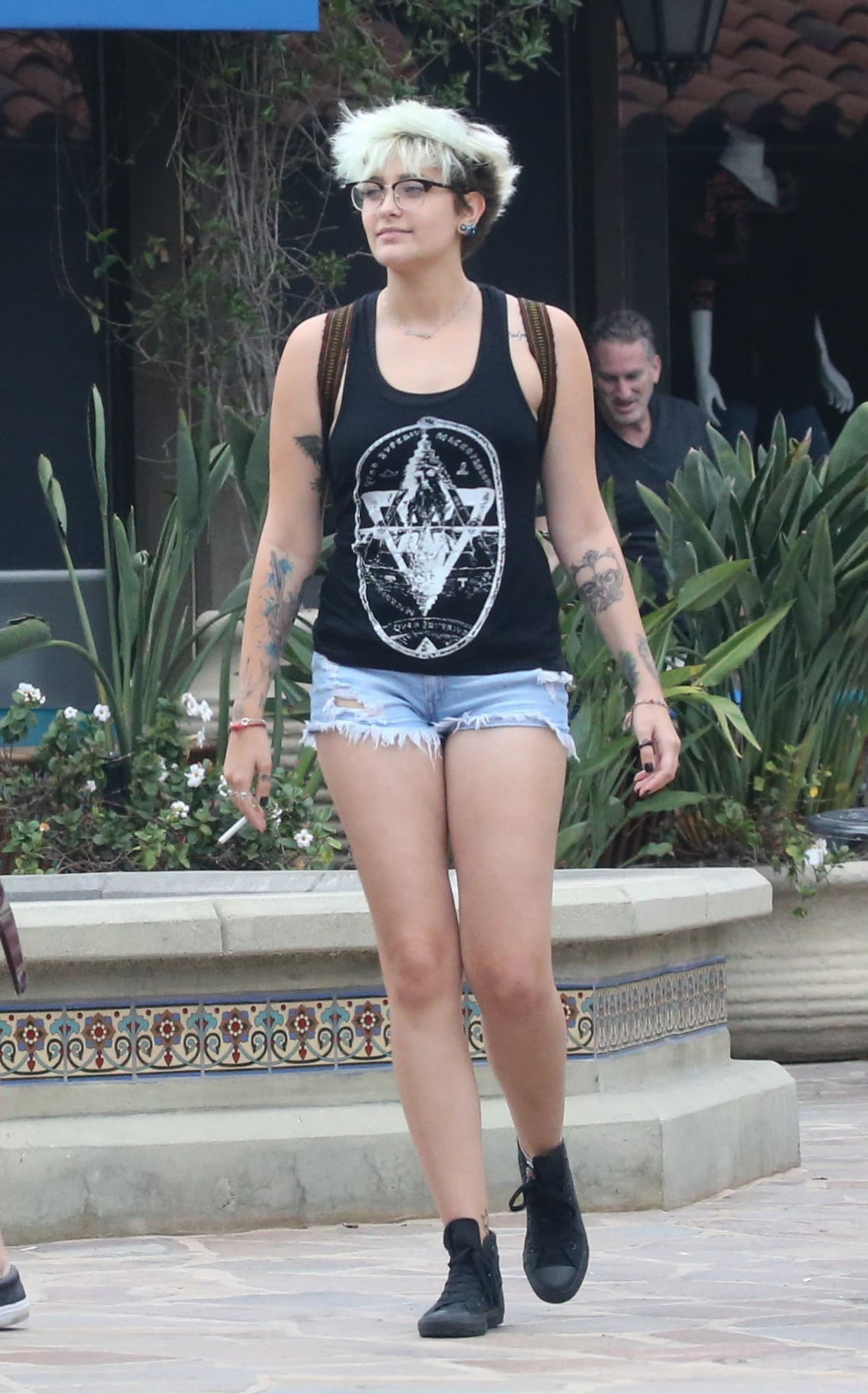 Paris llevaba unos mini shorts y presumió sus tatuajes con una blusa de tirantes.