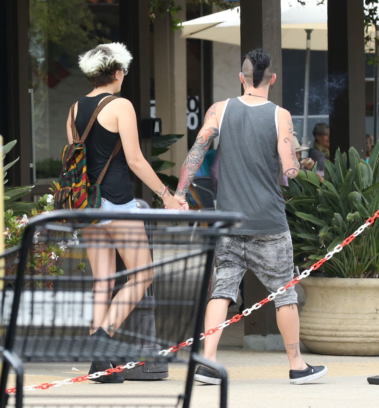 La parejita se retiró tomadita de la mano.