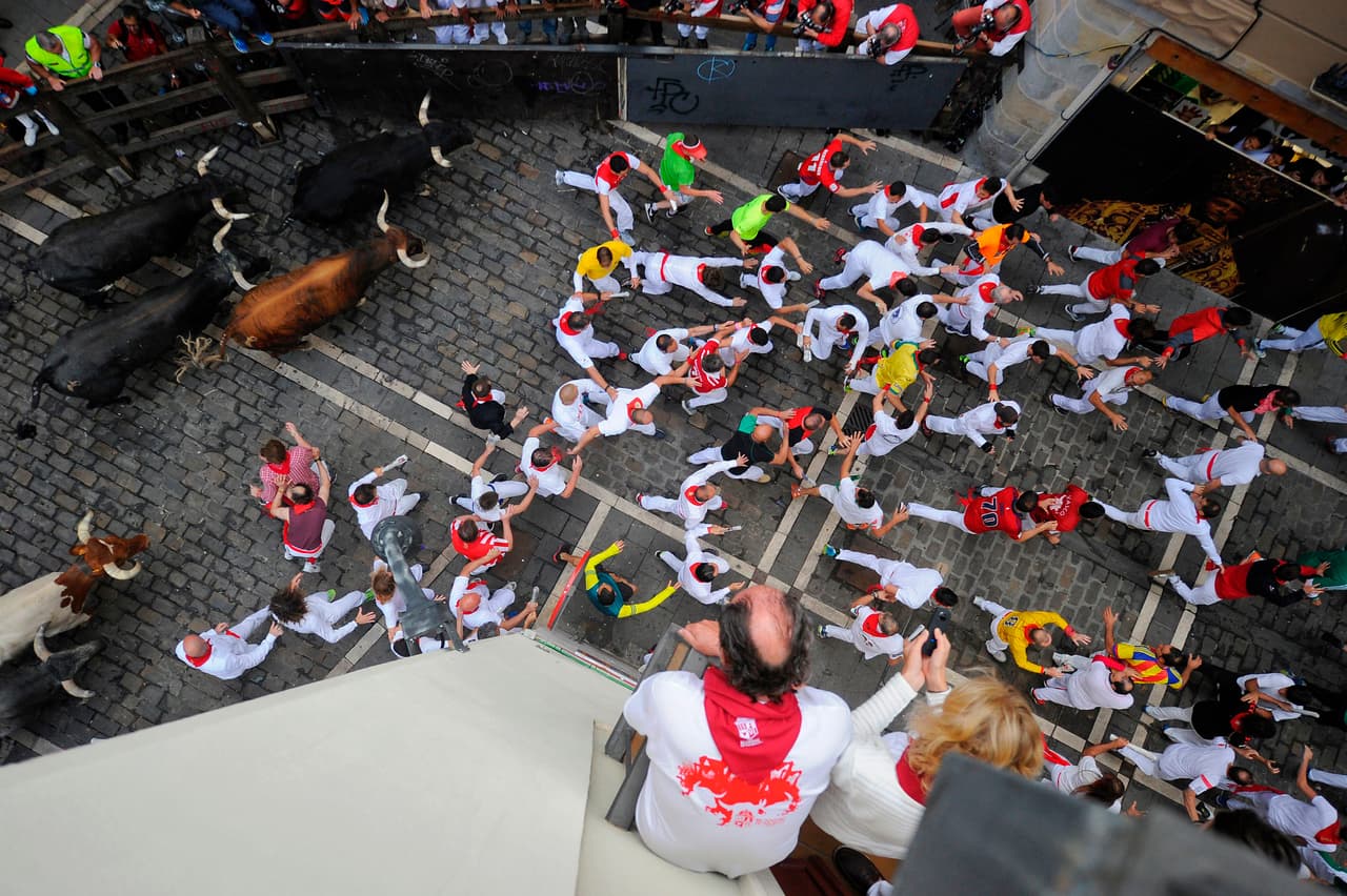 Aunque en el papel existen en toda España diferentes decretos cuyo objetivo es evitar el "peligro para las personas" y "cualquier maltrato de las reses", los accidentes pasan con frecuencia porque entre los participantes hay muchas personas que se han excedido en el consumo de licor y cuyos reflejos no son siempre los más atinados. Los animales, desorientados y aturtidos por el ruido, tampoco son los más ágiles.
<br>Fotografía del
<b> 14 de julio de 2017</b> /ANDER GILLENEA/ AFP/ Getty
