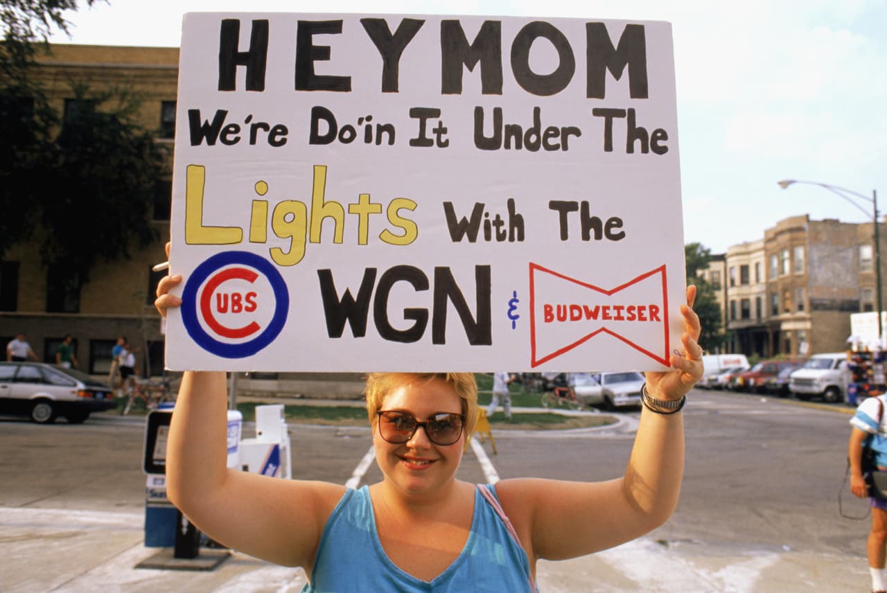 Algunos aficionados bromeaban con la histórica fecha del 8 de agosto, como esta chica que le decía a su mamá que se portaba bien bajo las luces en el juego de los Cubs.