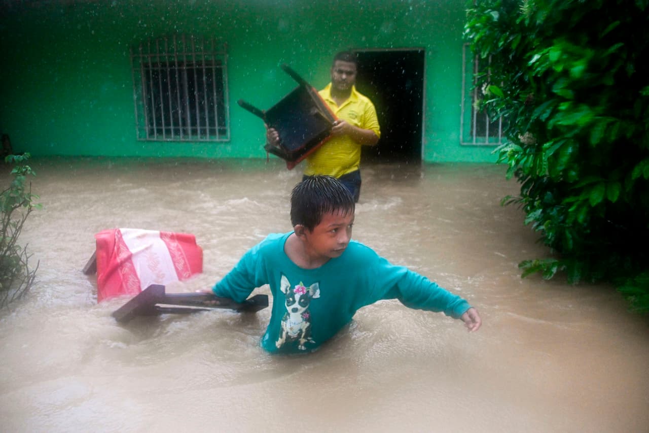 <b>Eta golpea Centroamérica.</b> Residentes rescatan sus pertenencias de una casa en Puerto Barrios, Guatemala, tras el paso del huracán Eta el 5 de noviembre. Las lluvias ocasionadas por el huracán produjeron mortales deslizamientos de tierra que afectaron 
<a href="https://www.univision.com/noticias/meteorologia/en-fotos-el-embate-del-huracan-eta-al-llegar-a-las-costas-de-nicaragua-con-vientos-y-lluvias-devastadores-fotos"><u>poblaciones en Honduras, Nicaragua y Guatemala.</u></a>
