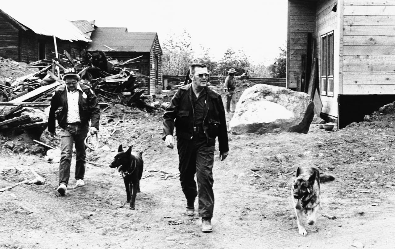 Las evidencias encontradas en su Volkswagen revelaron a los investigadores que Bundy también había asesinado a por lo menos dos mujeres y la policía de Colorado levantó contra él cargos por asesinato a finales de 1976. El segundo escape, en enero de 1977, fue por el techo de la prisión. Bundy se mudó de estado de nuevo, sus próximos crímenes los cometería en Florida. En la fotografía se observa a policías y perros seguir el rastro del criminal luego de su segundo escape en Aspen, Colorado.