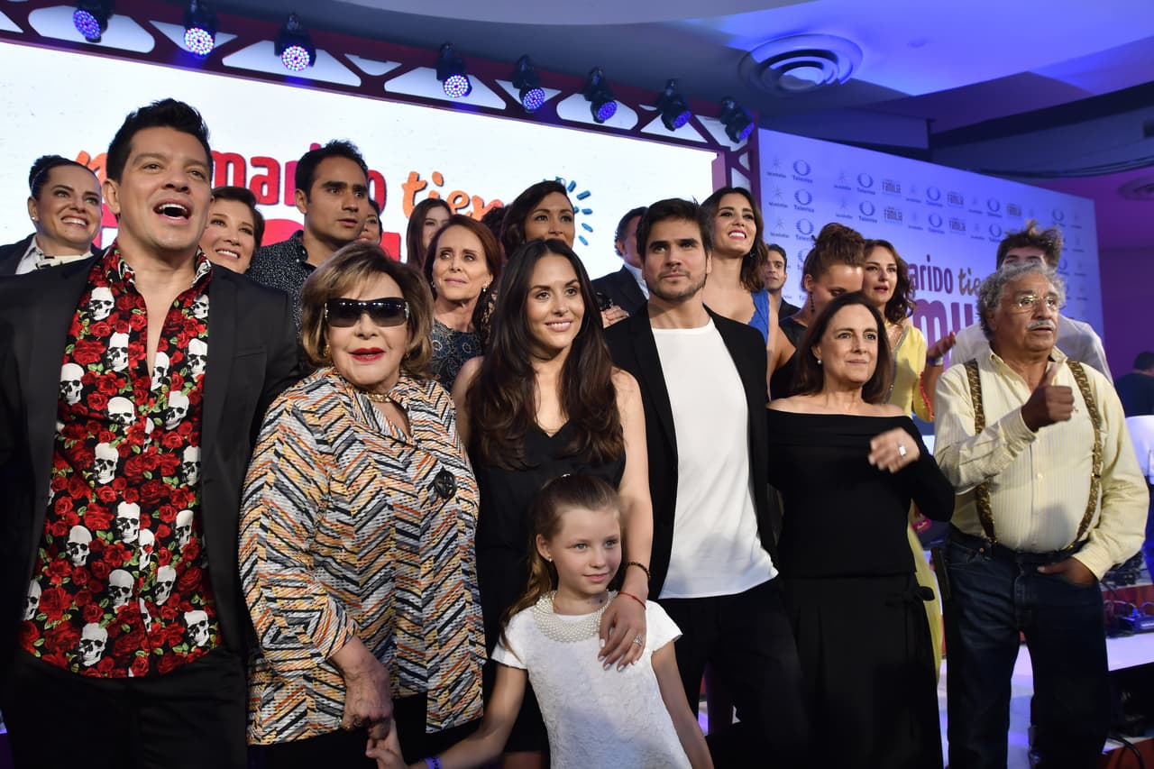 El siguiente éxito del actor fue '
<b>Mi marido tiene familia</b>', donde trabajó al lado de 
<b><a href="https://www.univision.com/temas/zuria-vega" target="_blank">Zuria Vega</a></b>, Diana Bracho, Silvia Pinal, Rafael Inclán y Yahir, entre otras estrellas. Ahí interpretó a Robert Cooper, quien luego se enteraría de que su nombre real era Juan Pablo Córcega al conocer a sus verdaderos padres.