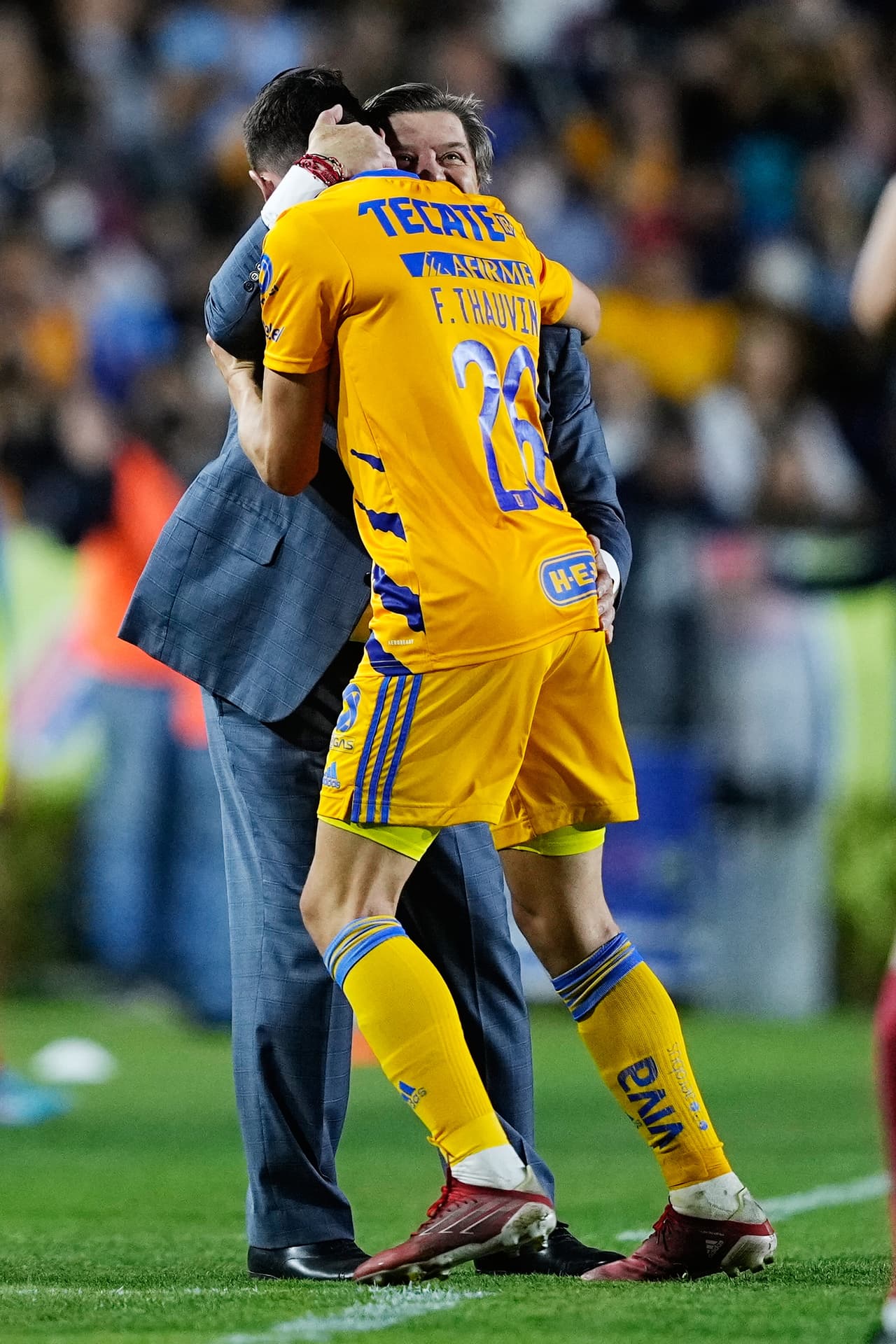 Miguel Herrera retiró a Thauvin de la cancha para que la afición lo ovacionara.
