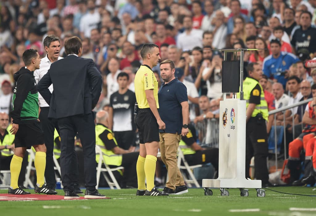 En el primero de los goles de Benzema, el árbitro Santiago Jaime Latre acudió al VAR para revisar una supuesta falta, por lo que finalmente concedió el gol en un hecho inédito en la Liga Española.