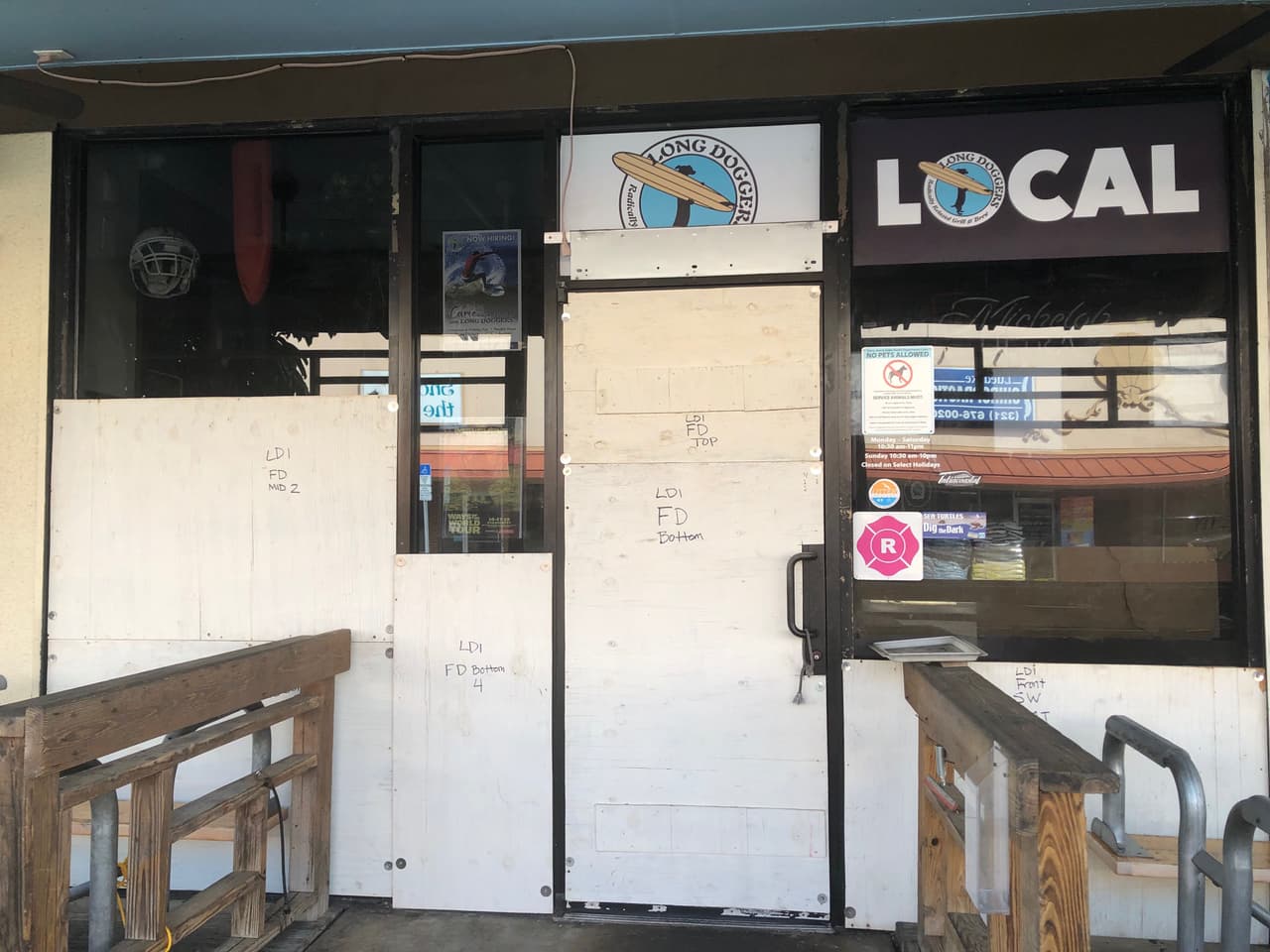 Aún no está claro si el ciclón impactará de lleno a la costa este de Florida, pero al ver la fuerza destructiva de este fenómeno que avanza de manera muy lenta, los residentes de Melbourne han tenido tiempo para proteger sus viviendas y negocios y buscar refugio.