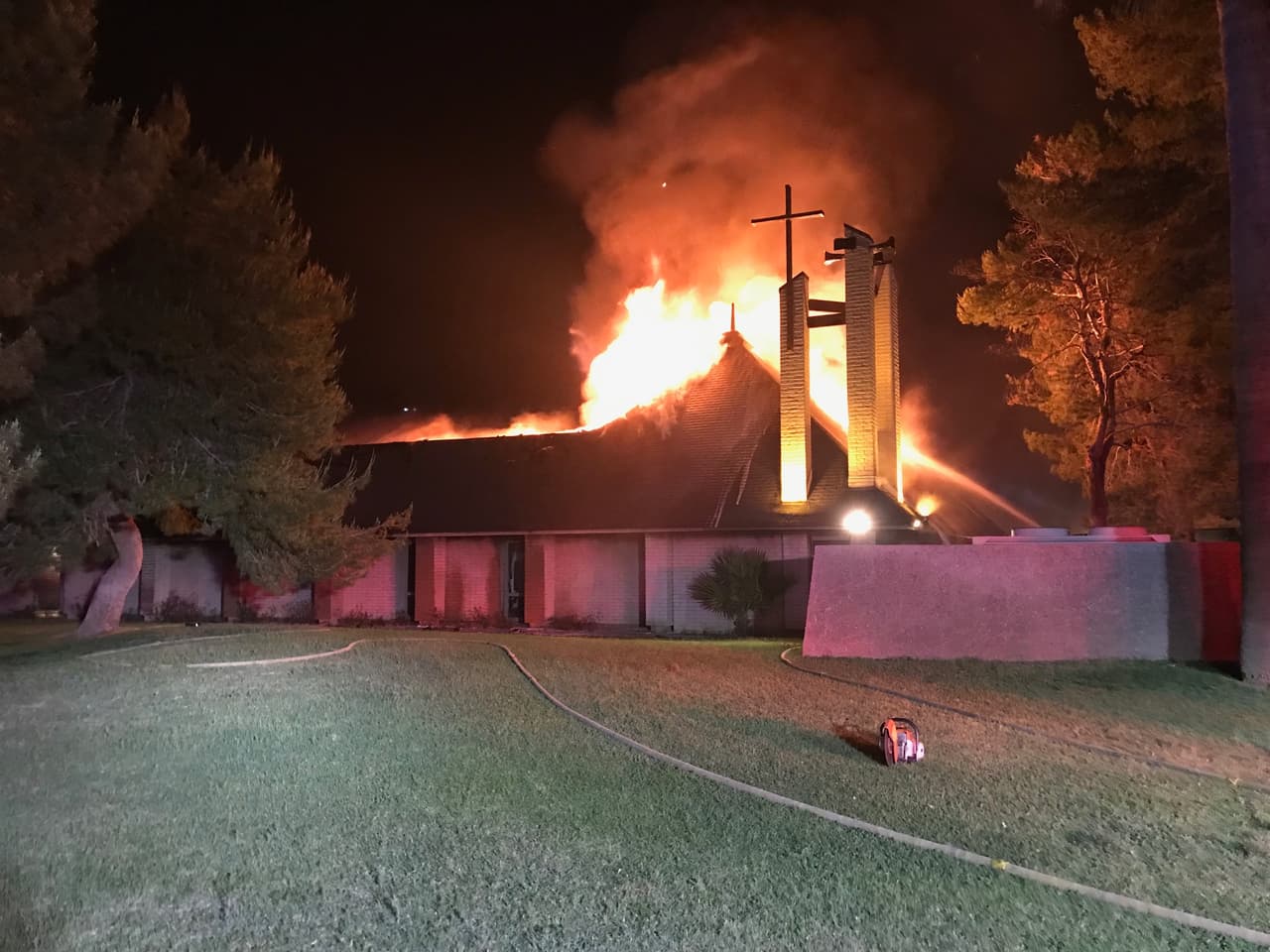 Bomberos del valle amanecieron esta mañana de miércoles intentando sofocar el fuego en la Iglesia de San José al norte de Phoenix.
<br>
