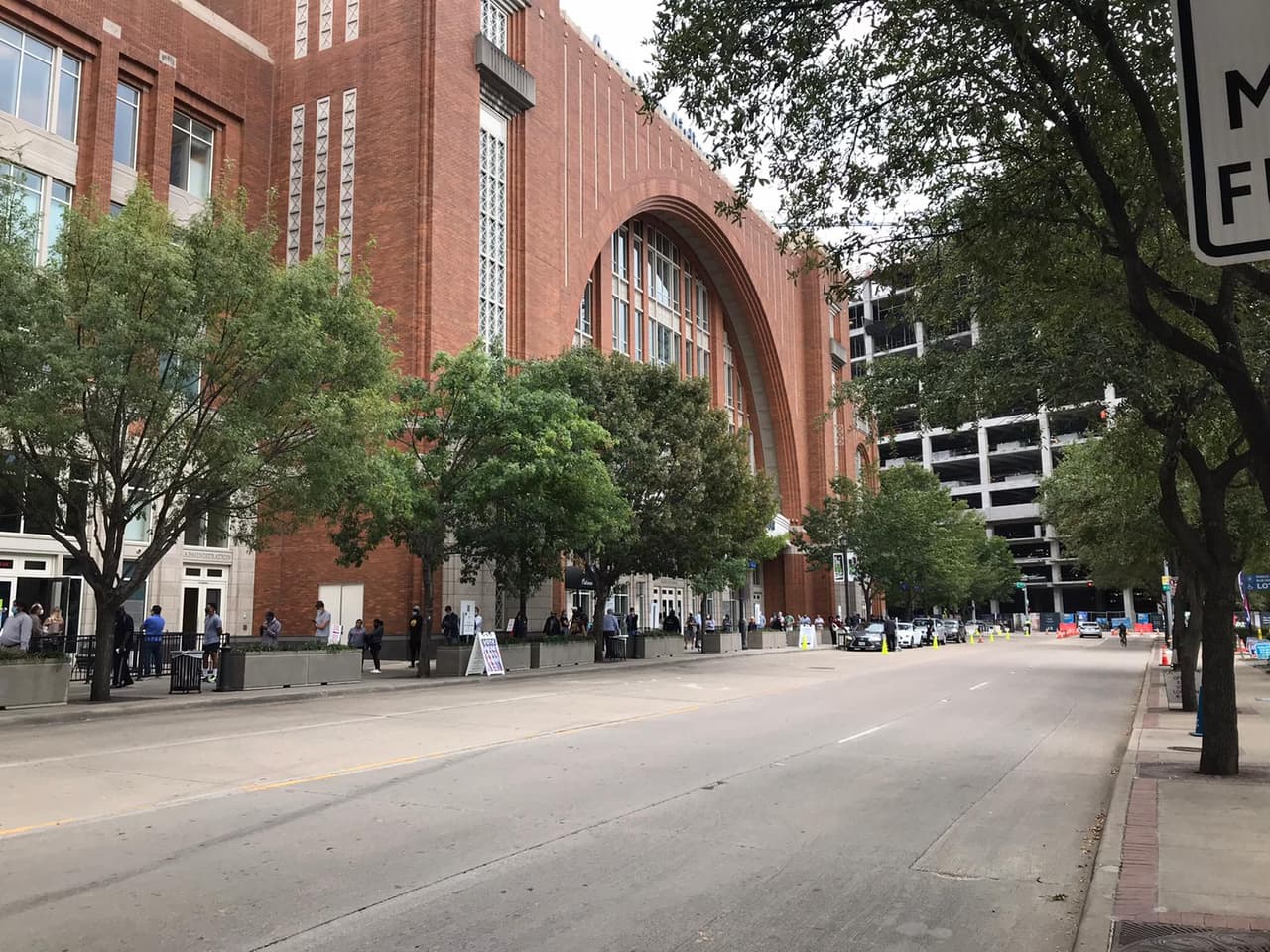 El centro American Airlines cuenta con amplia capacidad para asistentes en donde hasta 50 personas pueden votar al mismo tiempo con la debida protección por el 
<a href="https://www.univision.com/temas/coronavirus"><b>coronavirus</b></a>.
<br>