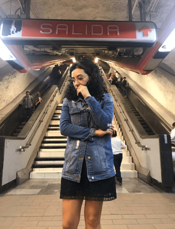 <b>Flor Amargo </b>
<br>La cantante y pianista comenzó su carrera tocando música en transporte subterráneo de la Ciudad de México. Durante una entrevista con
<a href="https://www.eluniversal.com.mx/espectaculos/musica/me-voy-de-gira-europa-y-se-lo-debo-todo-al-metro-flor-amargo" target="_blank">‘El Universal’</a> dijo que ella era “la loca pianista del metro” y que ponía un sombrero para monedas.