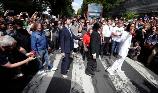 En fotos: fanáticos recrean la portada de 'Abbey Road' de The Beatles 50 años después