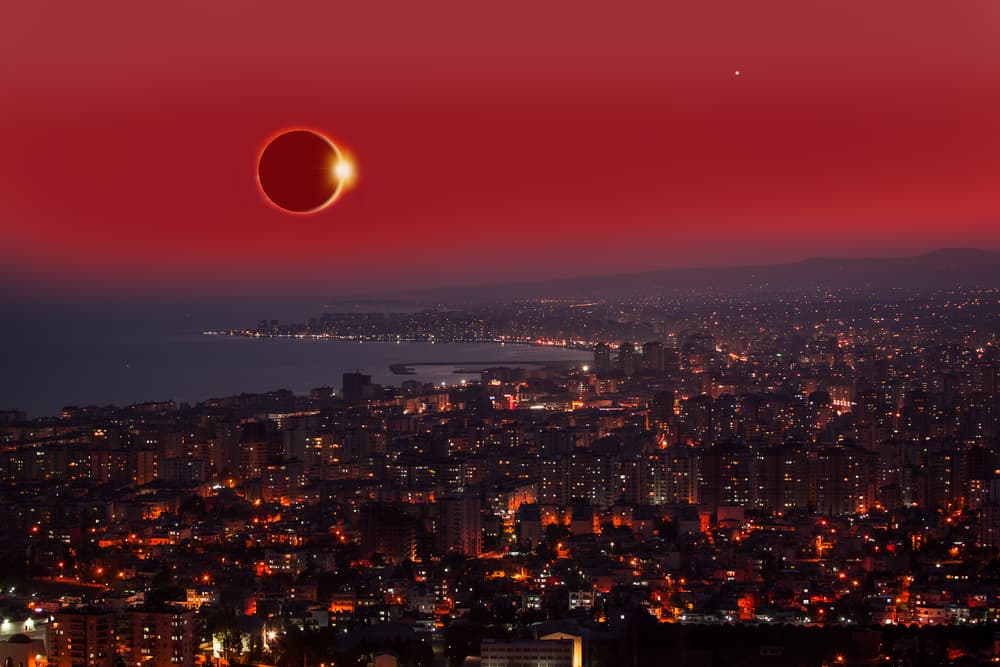Un eclipse es la ocultación de un astro por otro, así de simple. En el caso del eclipse solar tenemos a la Luna interponiéndose entre el Sol y la Tierra lo cual proyecta una zona de sombra visible desde nuestro planeta.