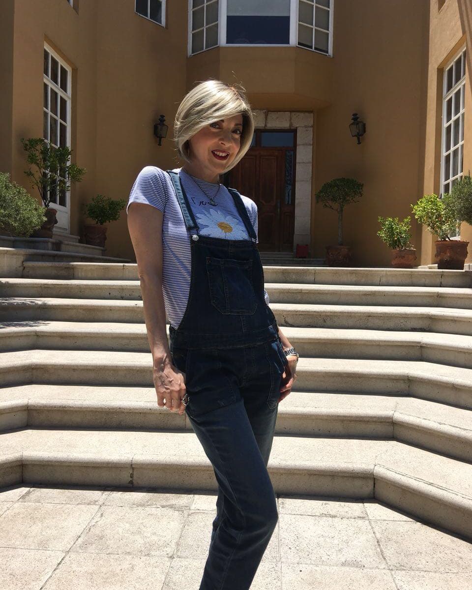 Previo a la misa en memoria de Edith,
<b><a href="https://www.univision.com/famosos/edith-gonzalez-entro-con-una-sonrisa-al-hospital-ignorando-que-el-cancer-habia-regresado-con-mas-fuerza-fotos">su hermano Víctor González</a></b> hizo un recorrido por calles de la Unidad Modelo, lugar donde la actriz creció.