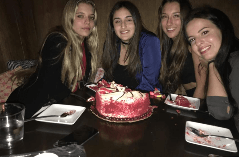 Al cumplir 16, nuevamente fue 
<a href="https://www.univision.com/shows/el-gordo-y-la-flaca/mia-de-molina-celebro-su-cumpleanos-en-su-restaurante-favorito-de-miami-fotos">sorprendida por su padre</a> con una cena en su restaurante favorito en Bal Harbour, Miami.