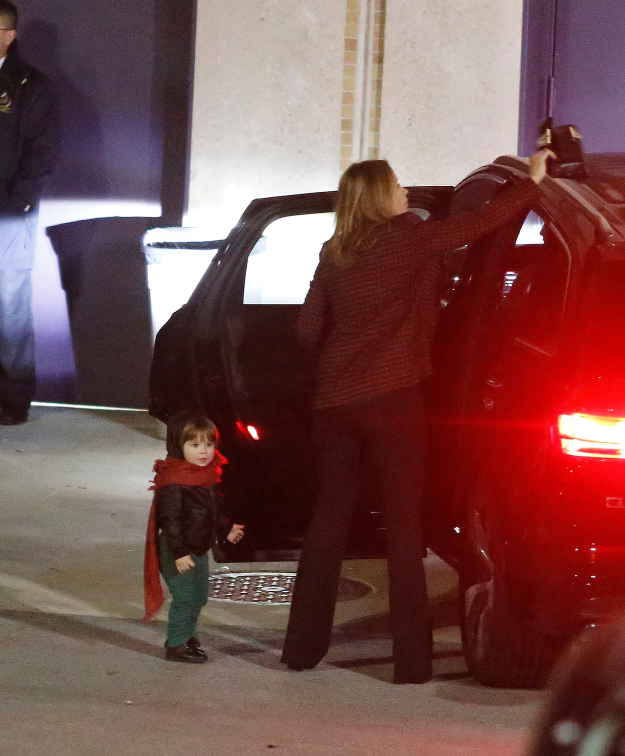 Sasha listo para entrar al coche.