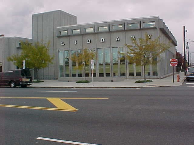 <b>Northeast Regional Library</b>
<br>2228 Cottman Avenue
<br>Philadelphia, PA 19149-1297
<br>Adult/Teen 215-685-0522/Children’s 215-685-0509
<br>
<br>La 
<a href="https://libwww.freelibrary.org/locations/northeast-regional-library" target="_blank">biblioteca Regional del Noreste </a>ocupa el segundo lugar después de la Biblioteca Central en tamaño, recursos disponibles y cantidad de personal. Ubicado cerca de la intersección de las avenidas Cottman y Bustleton, sirve al área noreste como biblioteca regional y a toda la ciudad para la investigación. Northeast Regional ofrece una colección de más de 150,000 libros divididos en cuatro departamentos temáticos, incluido el departamento de niños. 
<br>