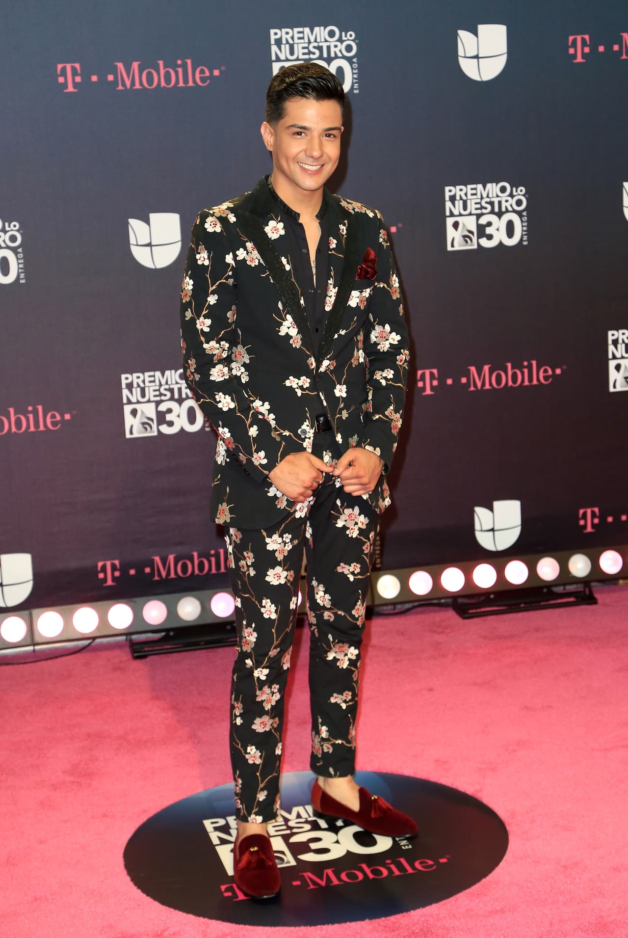 En la ceremonia de 2018, Luis Coronel lució un conjunto con estampado floral y mocasines velvet.