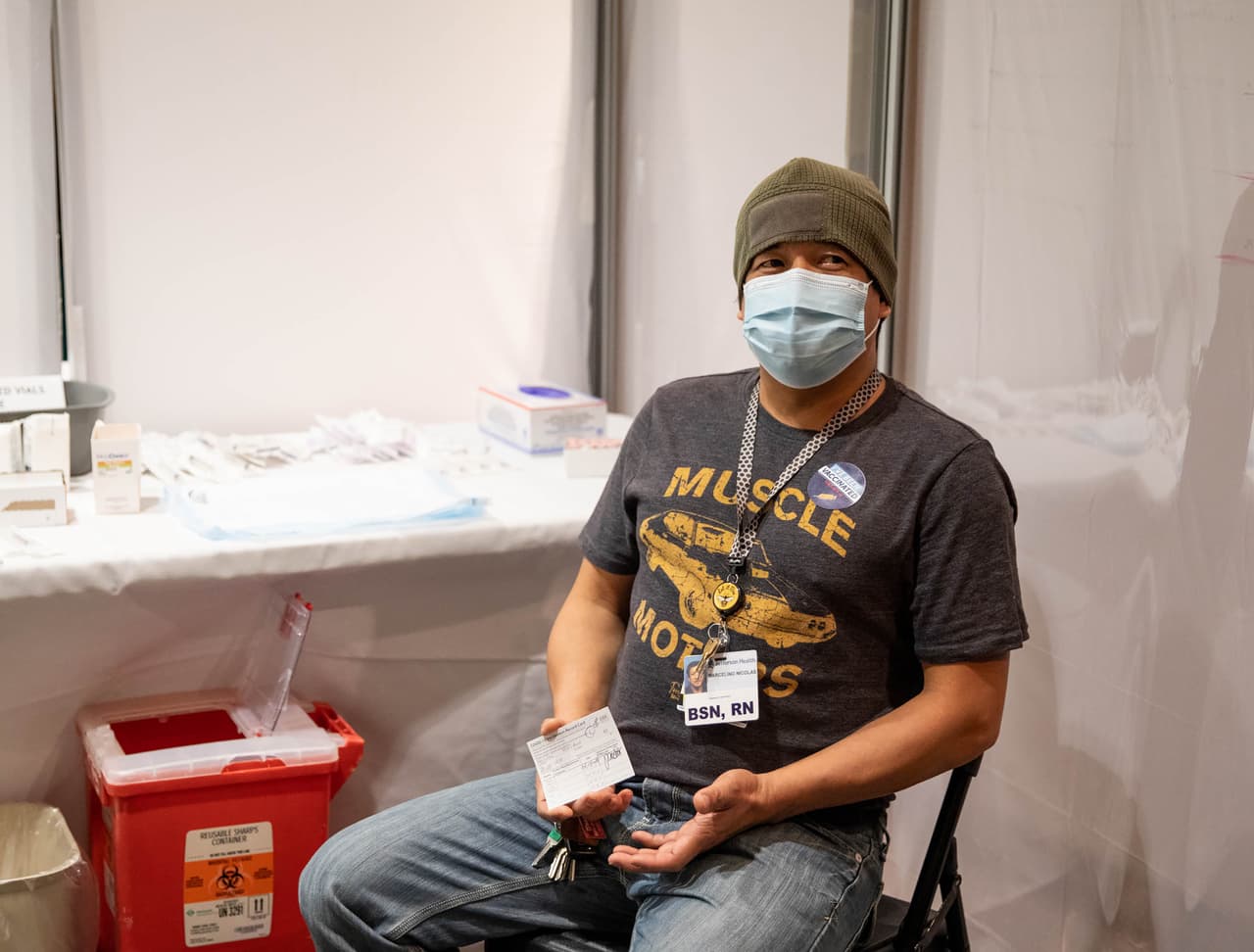 La Dr. Ikediobi también recomienda guardar la tarjeta en un lugar seguro, como lo haría con su pasaporte, en lugar de llevarla consigo. "No necesariamente tiene que estar en su persona en todo momento", dijo.