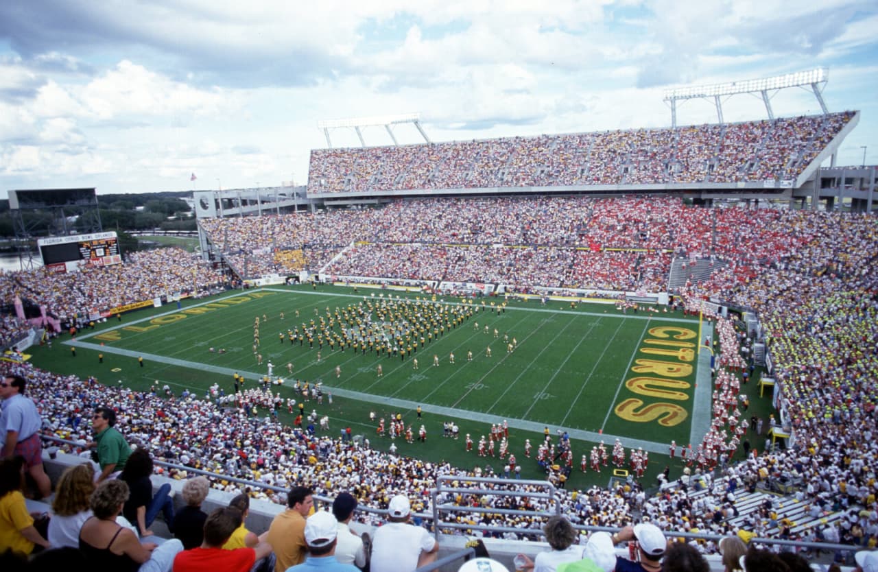 La edición XXIV de la competencia de lucha libre WrestleMania estableció un record histórico en 2008 con la asistencia de 74,635 personas.