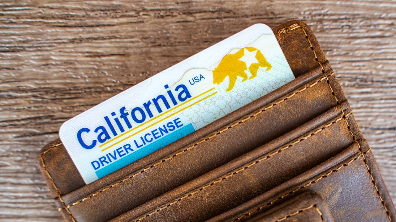 Nueva ley en California prohíbe exigir licencia de conducir para solicitar empleo en 2025