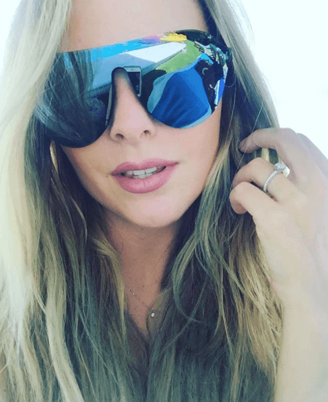 De acuerdo con información de People en Español, Julián Gil puso una de sus rodillas en el suelo y le obsequió un anillo de compromiso aquella noche a lo que Marjorie dijo que sí aceptaba casarse con él.