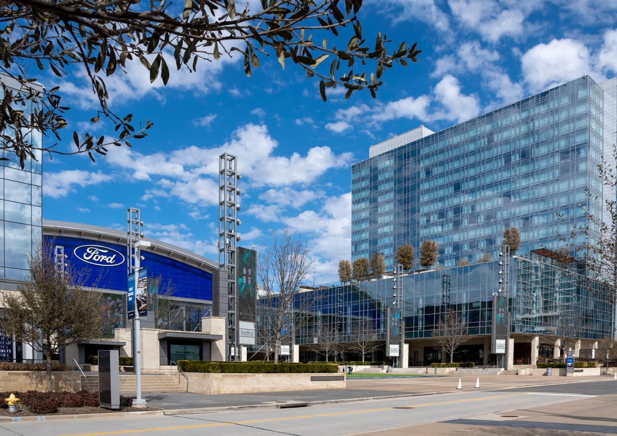 <b>1. Frisco (Texas):</b> Frisco está apenas 15 millas al noreste de la ciudad anterior, McKinney y pertenece a los condados de Collin y Denton. También forma parte del área Metropolitana de Dallas-Fort Worth, ubicada a unas 25 millas de Dallas. Su población hasta el censo de 2020 era de 200,509 habitantes, aunque el estimado real le daba más de 15,000 habitantes por encima. En mayo de 2017 fue la ciudad de más rápido crecimiento del país. En el estudio de SmartAsset esta fue la ciudad más segura del país ya que tiene la quinta tasa más baja de delitos violentos de las 200 analizadas, la sexta más baja de delitos contra la propiedad y también la sexta tasa más baja de mortalidad por intoxicación de drogas, con 7.3 muertes por cada 100,000 habitantes.